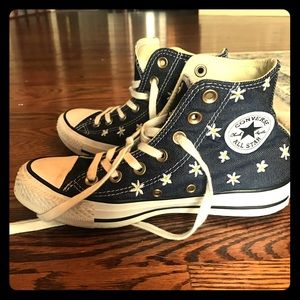 Girls converse with rare print! Size 5.5